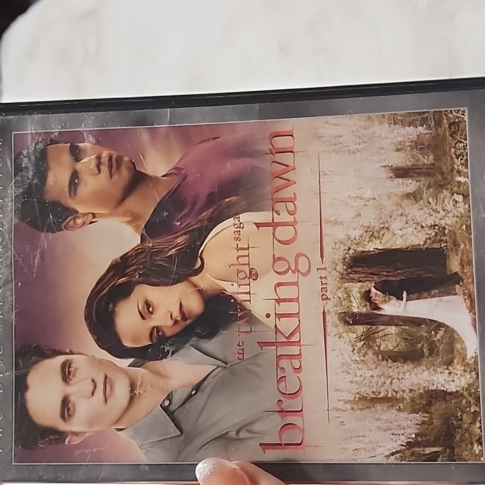 THE TWILIGHT SAGA BREAKING  DAWN.  DVD MOVIE.